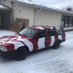 Kontio ja Parmakseen rekvisiittaa.