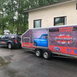 Auto ja kärry huomataan.