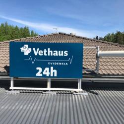 Myös katolta kyltti näkyy hyvin.