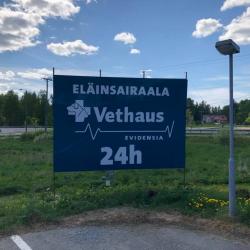 Iso kyltti näkyy pitkälle.