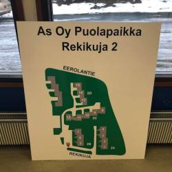 Opaskylttejä jotta kaikki löytää perille.